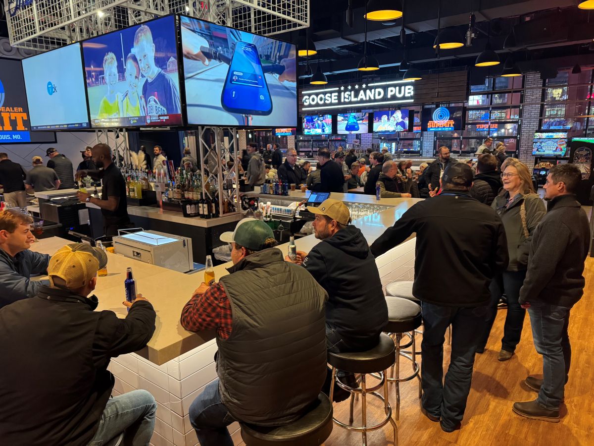 PFDS-2025-Crowd-at-Bar